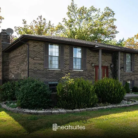 Spacious Family Cottage - Near The Ark
